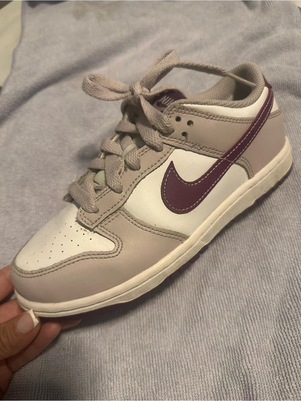 Nike Kids Low-Top Sneakers in Beige, White & Burgundy